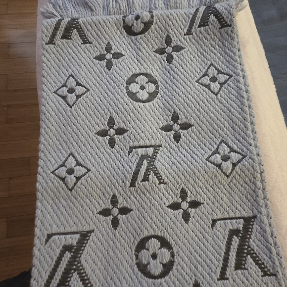Louis Vuitton Gray Monogram Scarf - Picture 2 of 7
